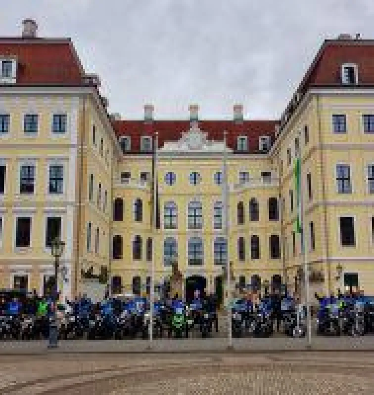 Biker vor dem Hotel Taschenbergpalais Kempinski in Dresden