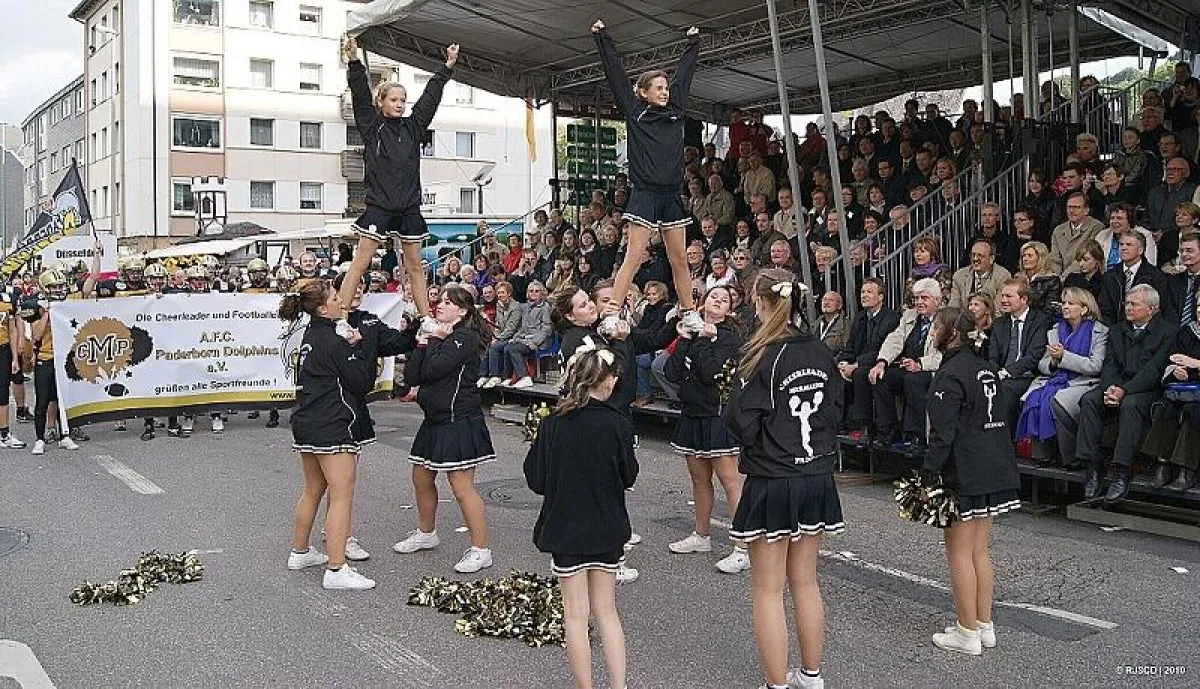 Foto: Die Cheerleader der Paderborn Dolphins, die Mermaids zeigen einige Punkte aus Ihrem Showprogramm vor NRW-Ministerpräsidentin