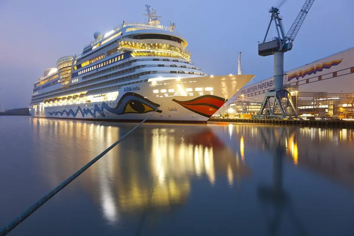 AIDAstella vor der Meyer Werft (Bild: AIDA Cruises)