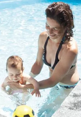 Im Urlaub spielend Schwimmen lernen Bild: Im Urlaub spielend Schwimmen lernen