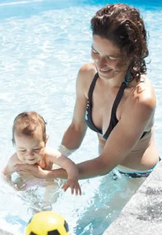 Bild: Im Urlaub spielend Schwimmen lernen