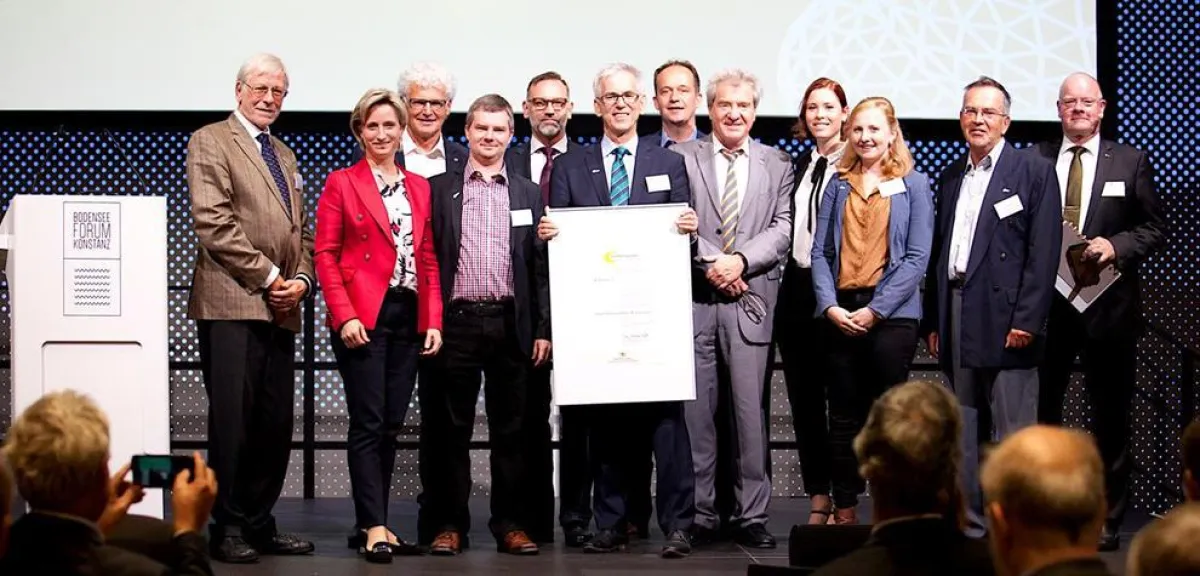 Die Ministerin Dr. Nicole Hoffmesiter-Kraut überreicht dem BioLAGO Team die Auszeichnung.