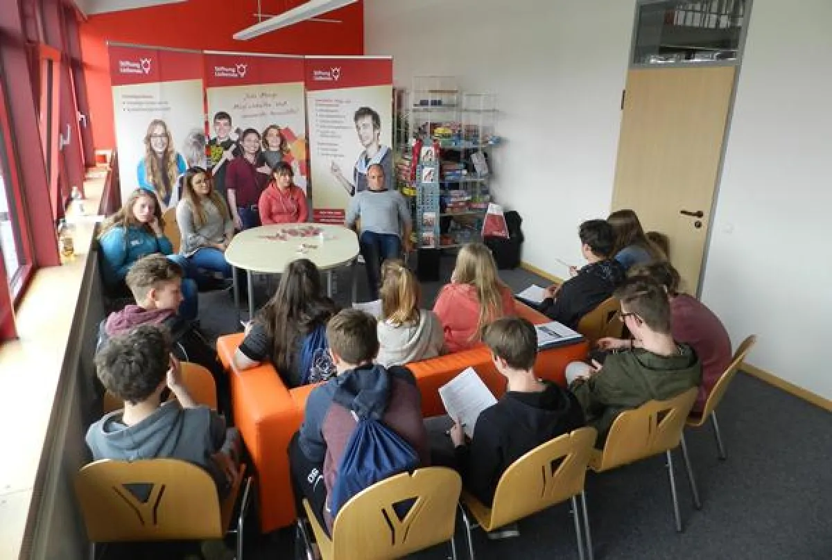 Die Vertreter der Stiftung Liebenau beantworteten die Fragen der Schülerinnen und Schüler.