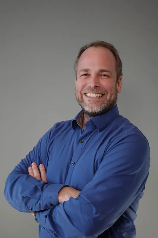 Christian Koudela geht mit seinem Podcast „Entscheidungsnavigator“ auf Sendung. (© Marie-Theres-Tschürtz)