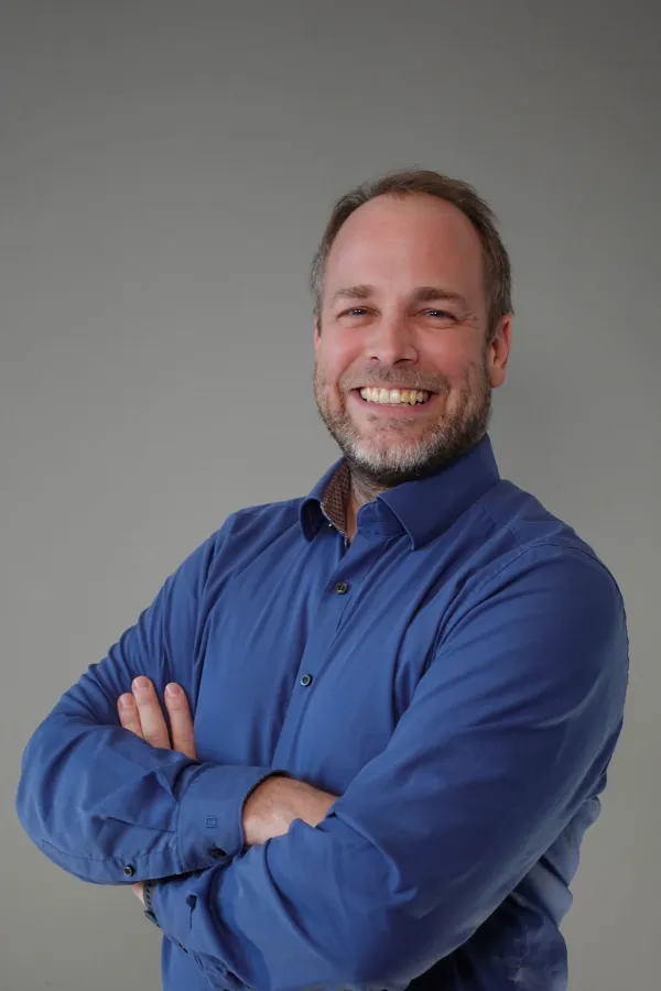 Christian Koudela geht mit seinem Podcast „Entscheidungsnavigator“ auf Sendung. (© Marie-Theres-Tschürtz)