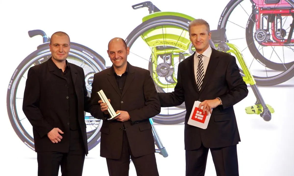 Den iF product design award in Gold nahmen der verantwortliche Designer Oliver Kretschmer u. Produktmanager Helge Maday in Empfang