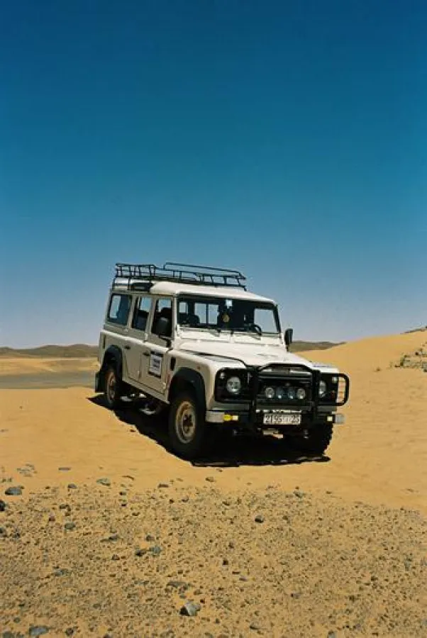 Landrover in Südmarokko im Sanddünengebiet Erg Chebbi