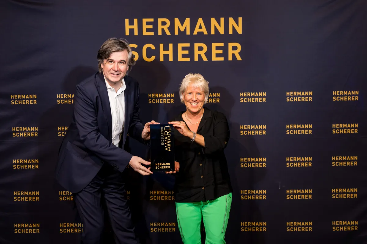 Gabi Kempf feiert ihren Sieg beim 9. Internationale Speaker Slam am 25.03.22 in Mastershausen (© Dominik Pfau)