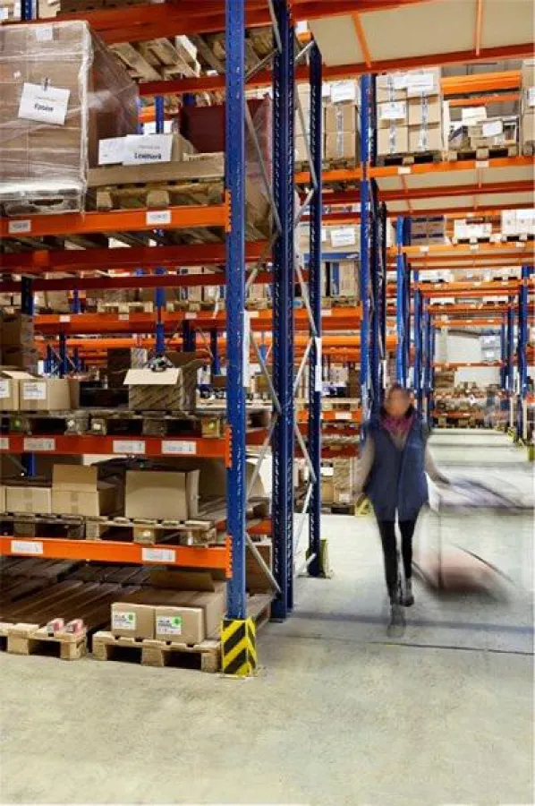 80 Personen kommissionieren im Lager von ProReServ mit mehrstöckigen Transportwagen. Das Staplerleit