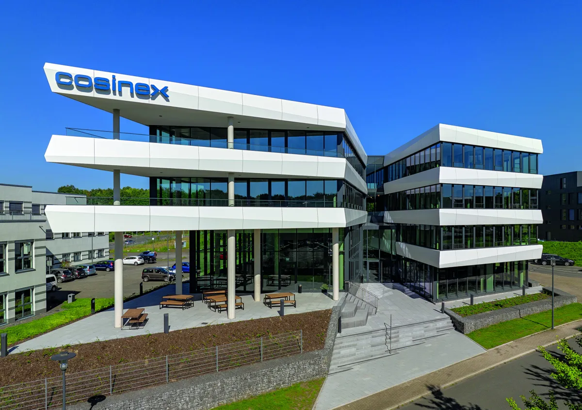 Haupteingang Cosinex mit vorgelagerter Freitreppe und überdachter Terrasse und Balkonen (© krischerfotografie)