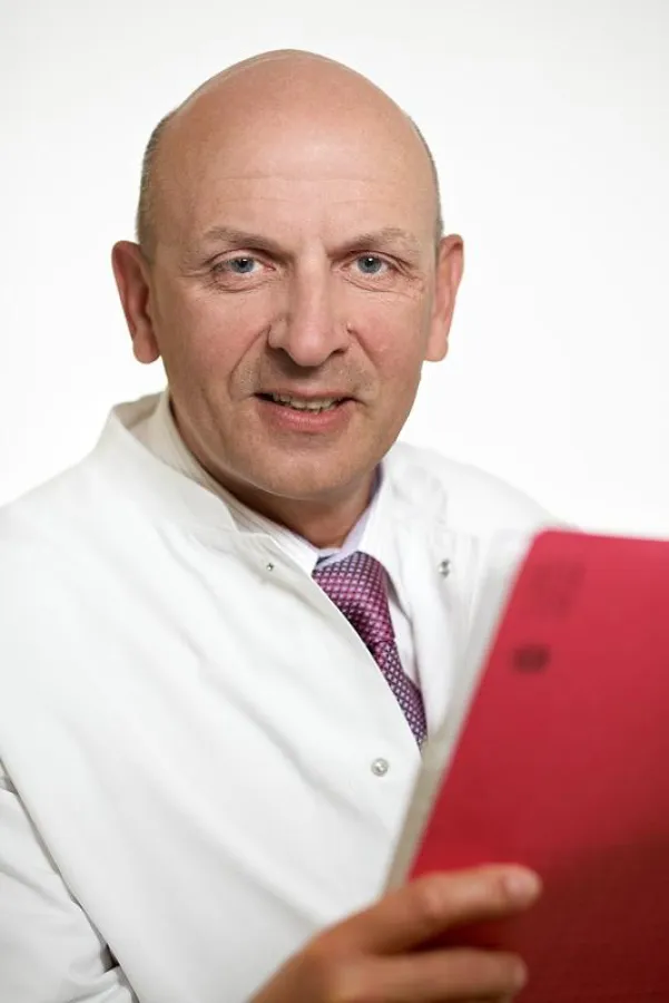 Dr. med. Gerd Degoutrie, Chefarzt der Klinik für Frauenheilkunde und Geburtshilfe am Klinikum Niederberg (Foto: Philip Kistner)