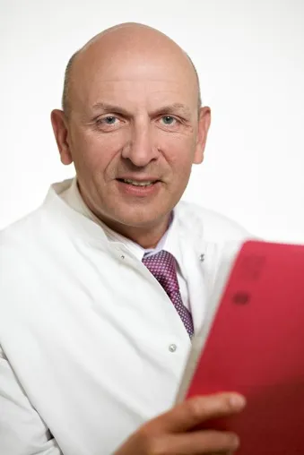 Bild: Chefarzt Dr. Gerd Degoutrie im Interview