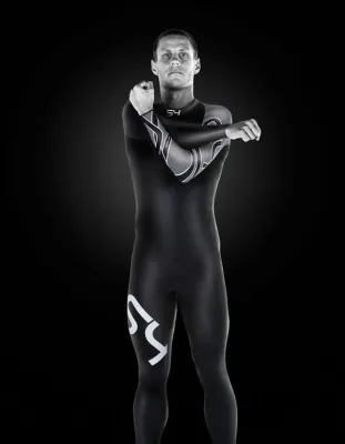 Bild: Zu Weihnachten von Shark Sportswear für Schwimmer jeden Alters: Neopren-Anzug verlängert Freiluft-Badesaison