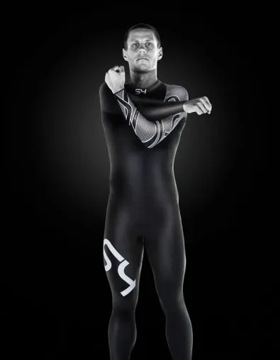 Bild: Zu Weihnachten von Shark Sportswear für Schwimmer jeden Alters: Neopren-Anzug verlängert Freiluft-Badesaison