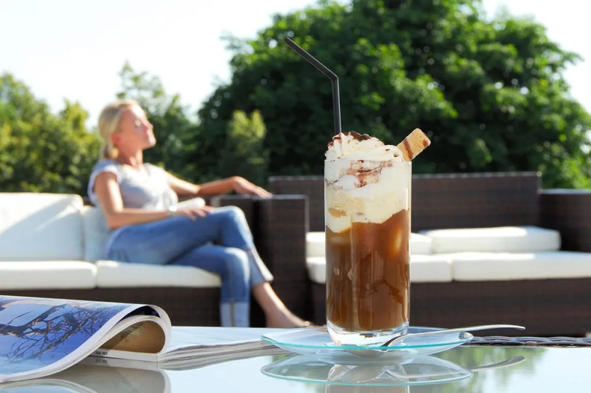Ein kühler Eiskaffee mit Sahne ist der liebste Milch-Erfrischungsdrink der Deutschen im Sommer 2010. Quelle: LVBM/LVN