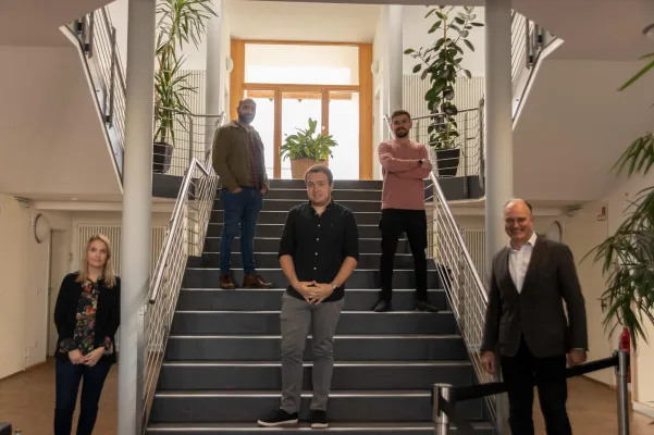 Bild: Drei IT-HAUS Azubis bei der Ehrung der besten Prüfungsabsolventen