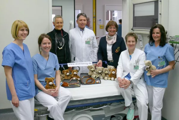 Bild: Spende: Schmuckstücke aus Draht für Weiterbildung bei Notfällen mit Kindern