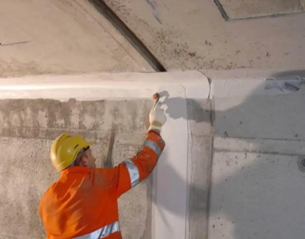 Applikation eines geklebten Dichtungsbandes in einem Lüftungskanal. Foto: Sika Schweiz AG