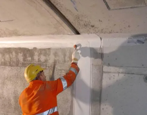 Bild: Kleben unter dem Berg