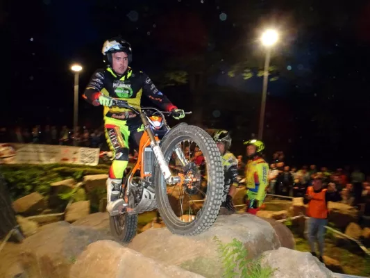 Bild: Perfekte Trial-Nacht: WM-Star Kadlec siegt vor Rekordkulisse beim 20. ADAC Nacht-Trial in Uslar-Fürstenhagen