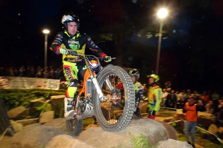 Perfekte Trial-Nacht: WM-Star Kadlec siegt vor Rekordkulisse beim 20. ADAC Nacht-Trial in Uslar-Fürstenhagen Bild: Perfekte Trial-Nacht: WM-Star Kadlec siegt vor Rekordkulisse beim 20. ADAC Nacht-Trial in Uslar-Fürstenhagen