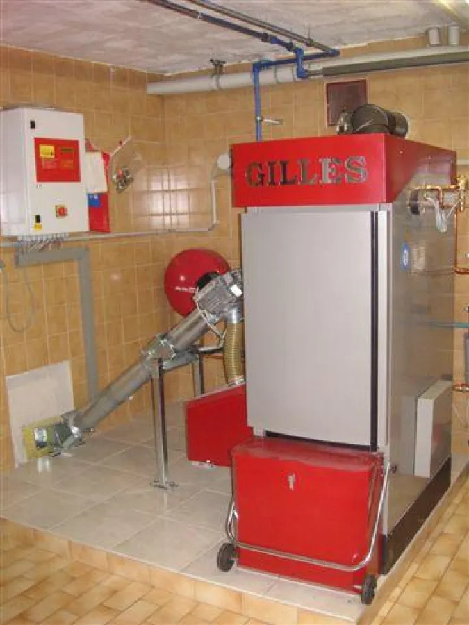 Pelletskessel von Gilles können im Notfall auch mit Stückholz befeuert werden. Dies stellt einen weiteren Schritt in Richtung Energieunabhängigkeit dar.