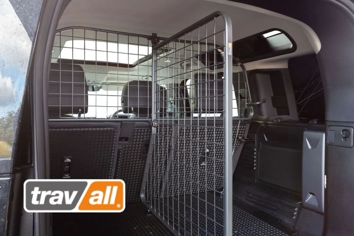 Hunde werden mit Travall-Trenngittern effektiv im Land Rover Defender gesichert. 