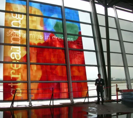 Bild: Poesie in Glas - Fenster aus mundgeblasenem Glas für neuen Indianapolis Airport