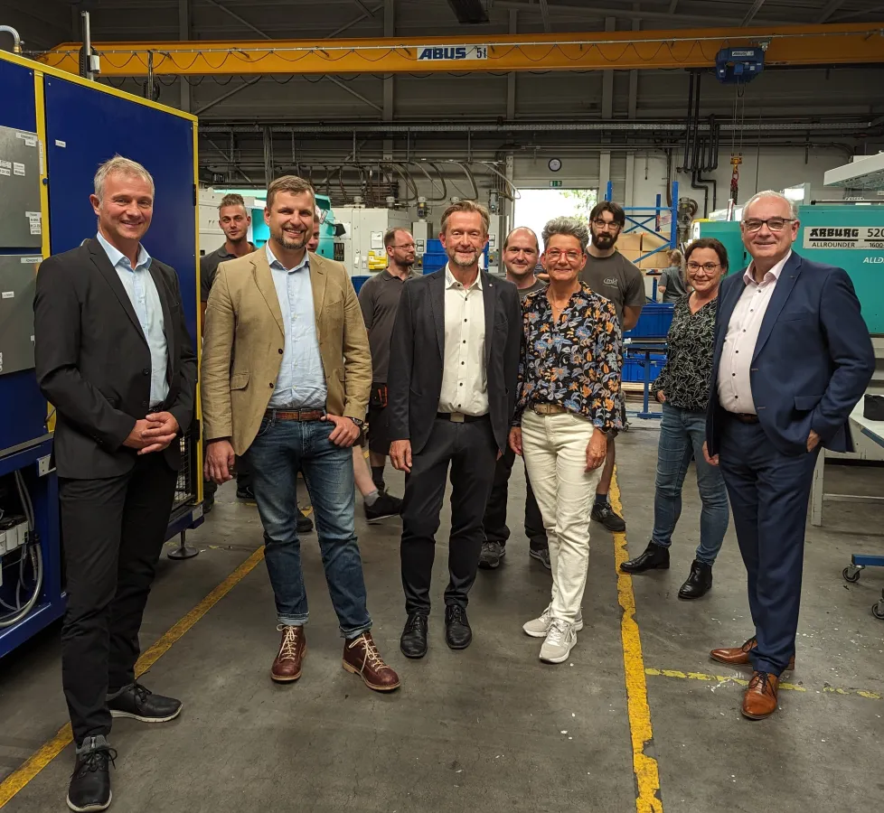 Familie Ziegelhöfer von der MKL Kunststofftechnik GmbH mit den Gesellschaftern der Regio Plus GmbH (© Regio Plus)