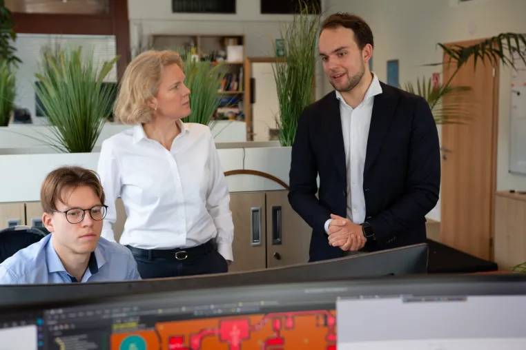 Bild: Technologiebeauftragte des Landes besucht AITAD und zeigt sich begeistert von Embedded-KI