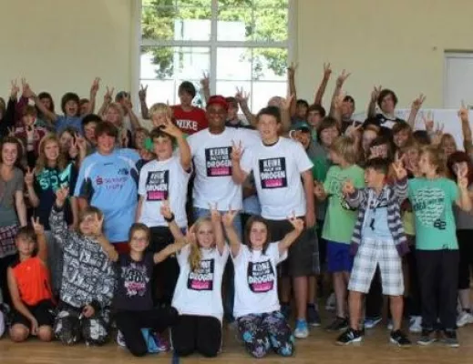 Bild: Keine Macht den Drogen: Musiker „2schneidig“ mit Suchtpräventionsprojekt an Stahnsdorfer Gymnasium