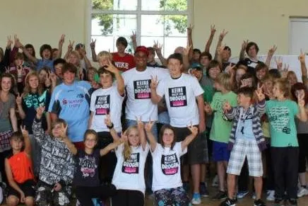 Bild: Keine Macht den Drogen: Musiker „2schneidig“ mit Suchtpräventionsprojekt an Stahnsdorfer Gymnasium