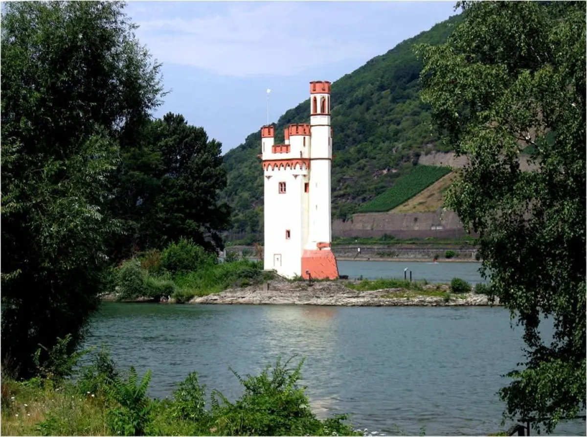 Der Binger Mäuseturm: Bis hierher verfolgten die Mäuse den grausamen Bischof von Mainz. (© Ingrid Kranz/ PIXELIO)