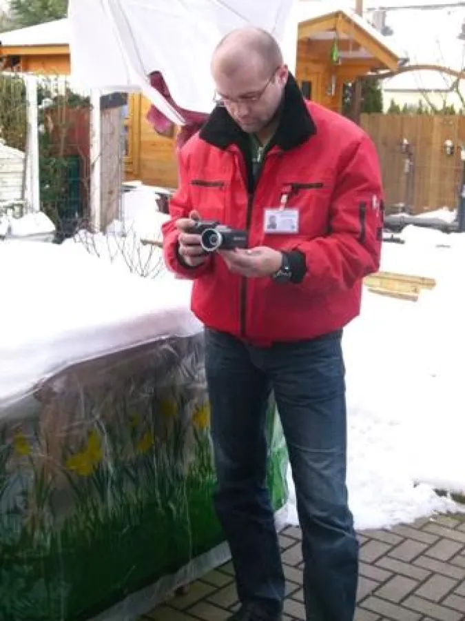 Dirk Leeuwestein bei der thermografischen Aufnahme mit einer Wärmebildkamera