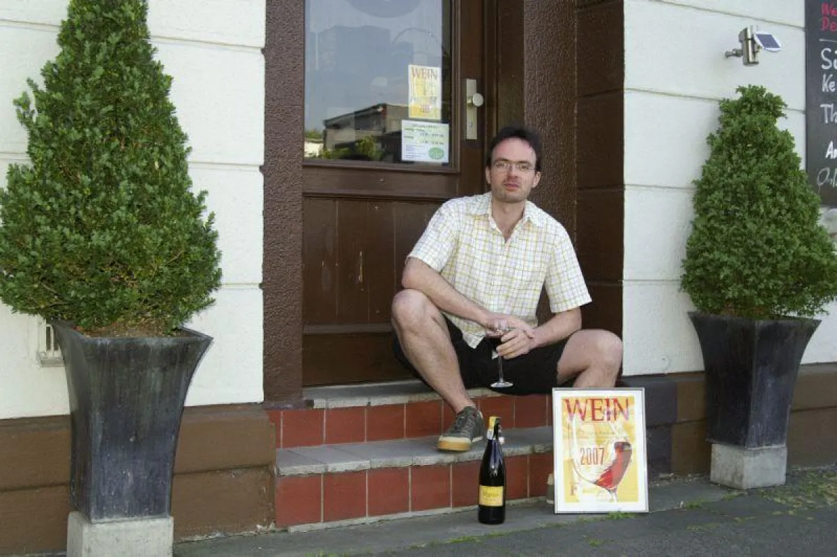 Vinaglobo, Inhaber Olaf Vorberg, mit Auszeichnung und Mario (Bio-Wein aus Italien)