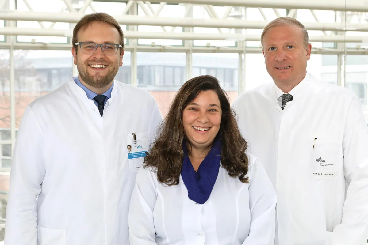 PD Dr. Dr. Christian Kirschneck, Prof. Dr. Erika Calvano Küchler und Prof. Dr. Dr. Peter Proff (r.)