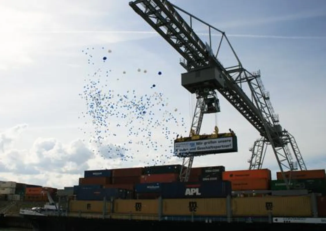 Die neue Containerbrücke bei ihrem ersten offiziellen Einsatz. (© Contargo)