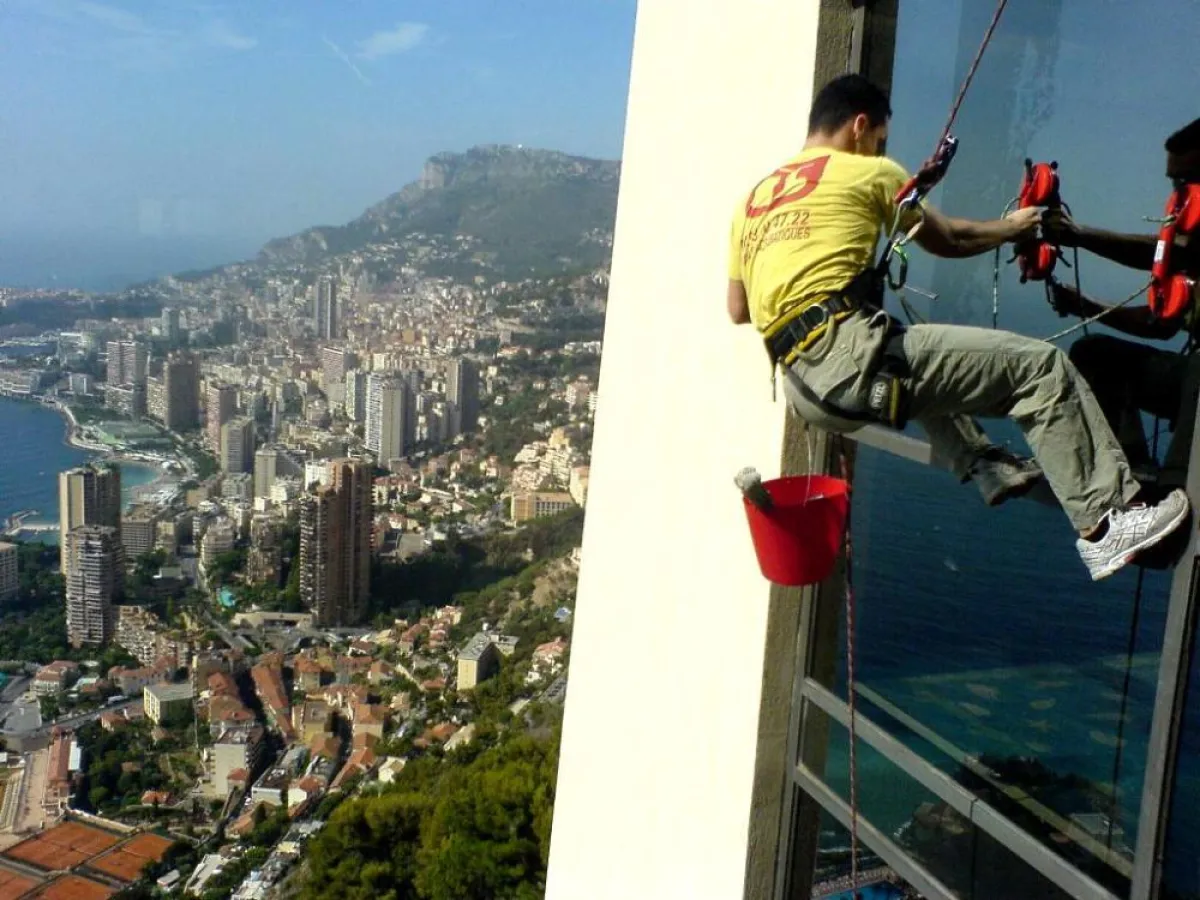 Lohnunternehmen bieten auch Reinigungsservice unter erschwerten Bedingungen (Foto: Proplanta)