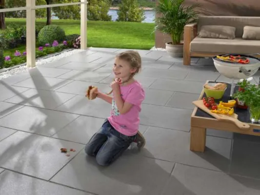 Bild: Spezielles Oberflächensystem schützt Terrassenbeläge: Dauerhaft versiegelte Schönheit