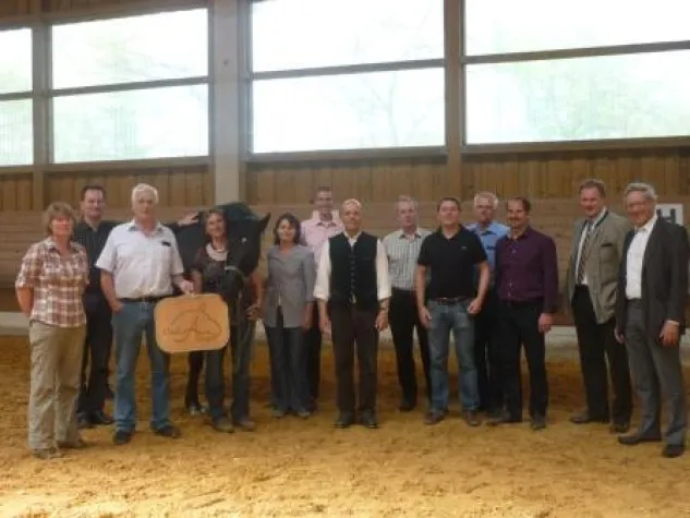 Arbeitskreis Wirtschaftsförderung besichtigt Reiterhof Bild: Arbeitskreis Wirtschaftsförderung besichtigt Reiterhof