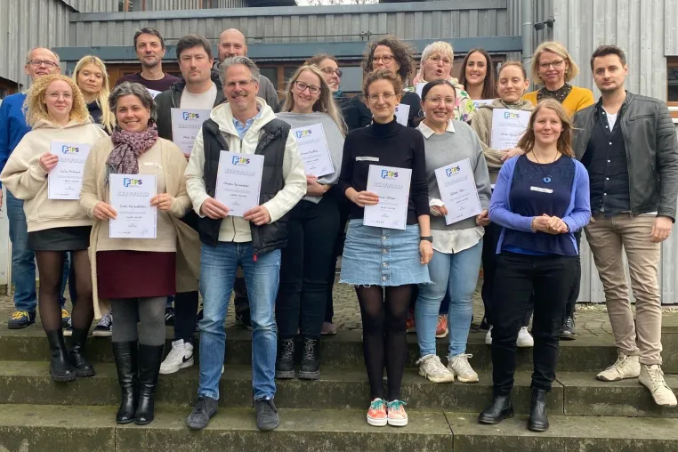 18 Lehrer können ab sofort sexualisierte Gewalt an Schule besser erkennen, vermeiden und sicher handeln Bild: 18 Lehrer können ab sofort sexualisierte Gewalt an Schule besser erkennen, vermeiden und sicher handeln