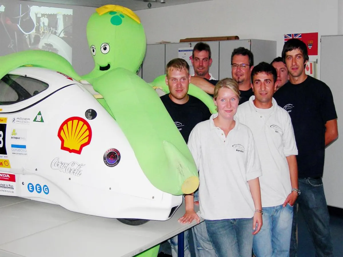 Maskottchen Ollie Octopus besucht das Samba Speed Team bei der Präsentation des Fahrzeugs am 21. Mai