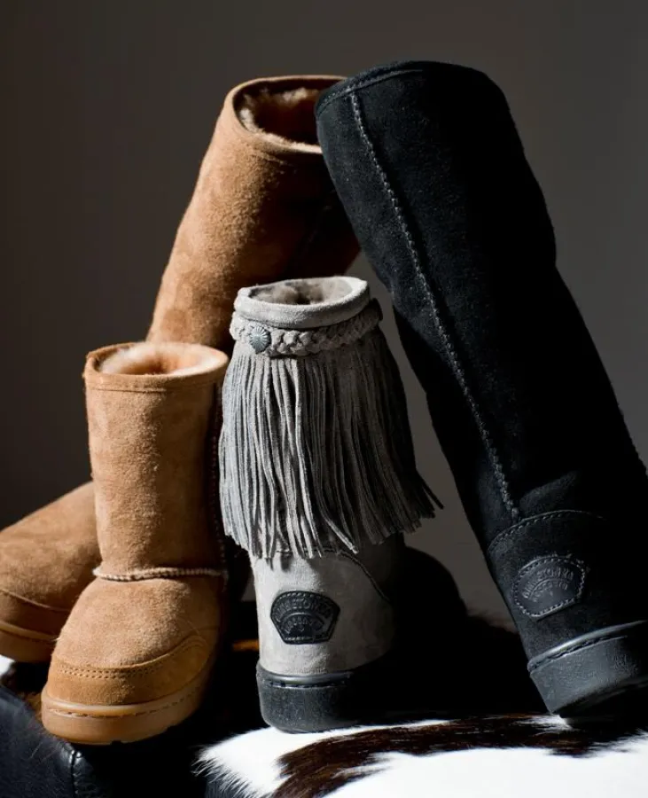 Mit Kuschelfaktor: Kultige Lammfell-Pugs und -Boots (für Sie und Ihn) von Trendlabel MINNETONKA