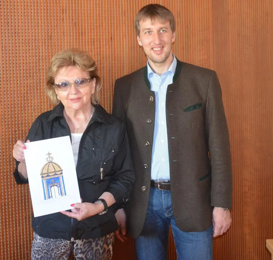 Papst-Benedikt-Kapelle: E. Graswald-Böhme hat Bürgermeister Wolfgang Beißmann ihre Ideen vorgestellt