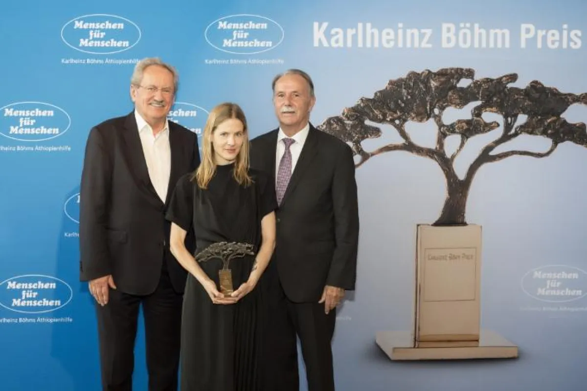 Aino Laberenz mit dem Karlheinz Böhm Preis. Christian Ude und Prof. Dr. h.c. Klaus-Dieter Lehmann