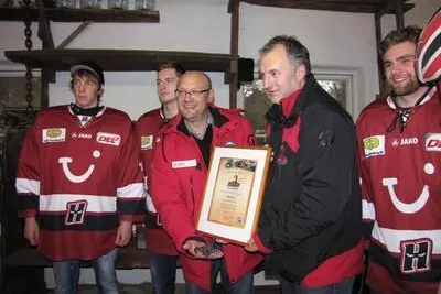 Hannover Scorpions übernehmen Patenschaft für Skorpion im Erlebnis-Zoo Hannover Bild: Hannover Scorpions übernehmen Patenschaft für Skorpion im Erlebnis-Zoo Hannover