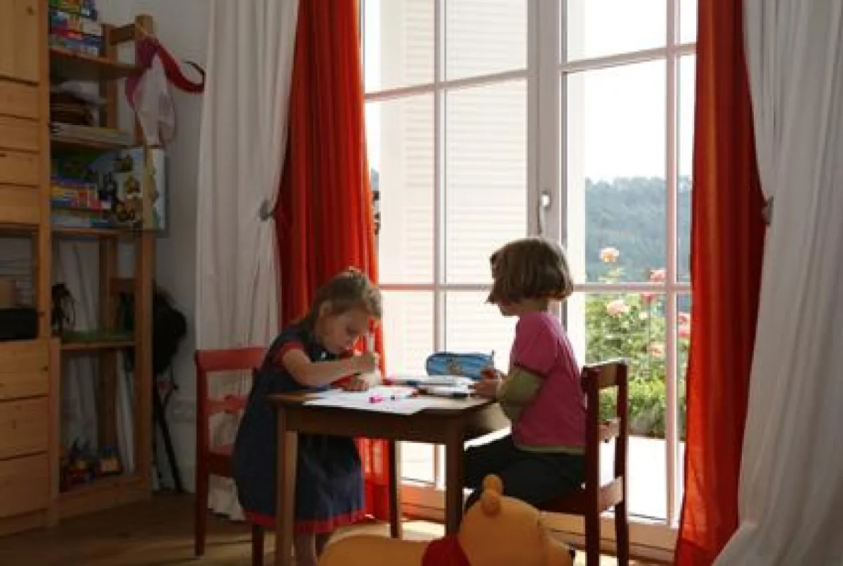 Freundliches Tageslicht bringt die Farben zum Leuchten – Mit Fensterläden lässt sich störendes Blendlicht vermeiden.