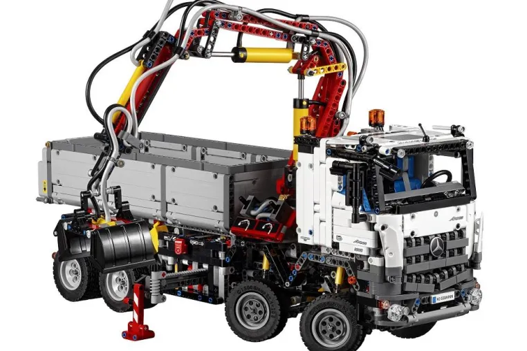 Bild: Männer lieben LEGO wie Mercedes Benz Arocs oder Star Wars™ TIE Fighter™