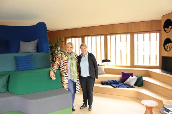 Bild: Claudia Roth zu Besuch bei Erkheimer Holzbau-Experte