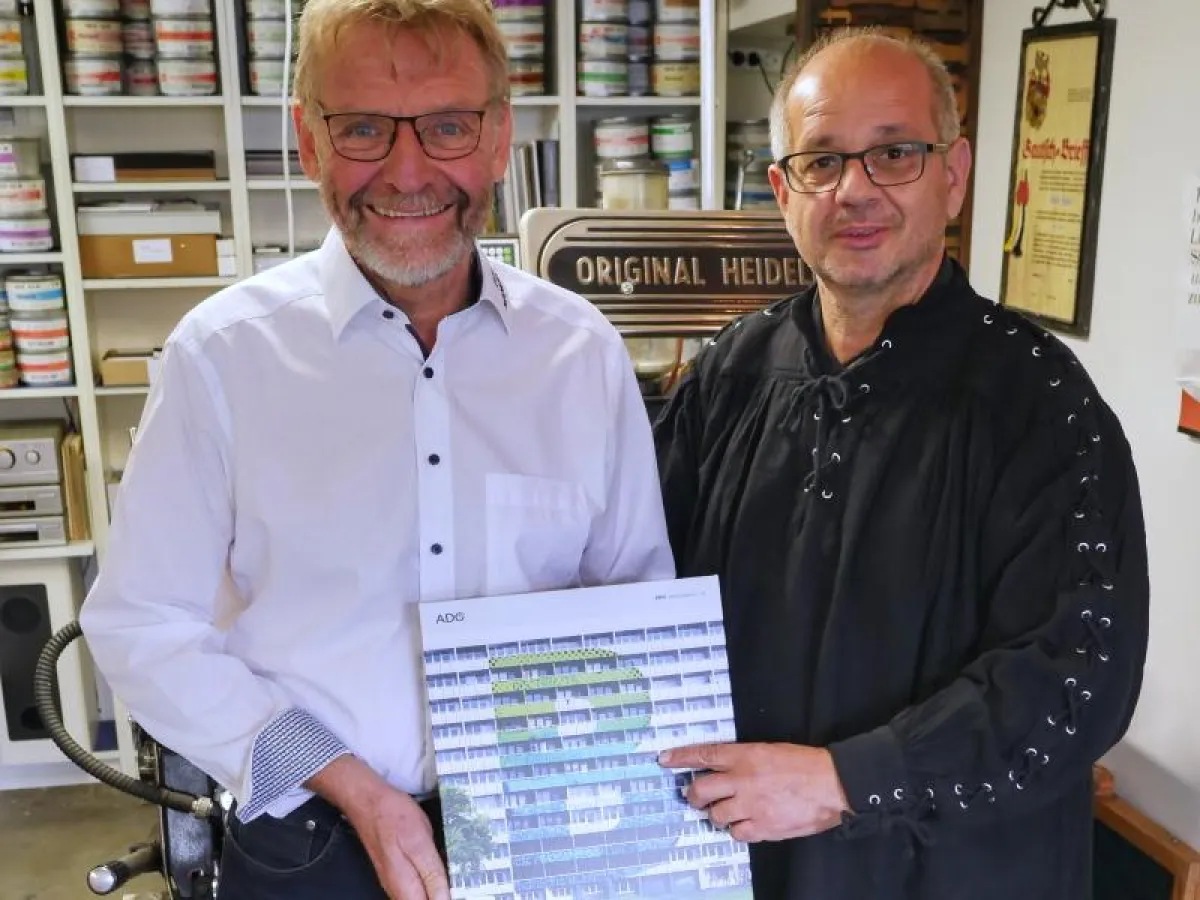 Jaromir Donoval und Walter Kucher mit dem preisgekrönten Geschäftsbericht der ADO